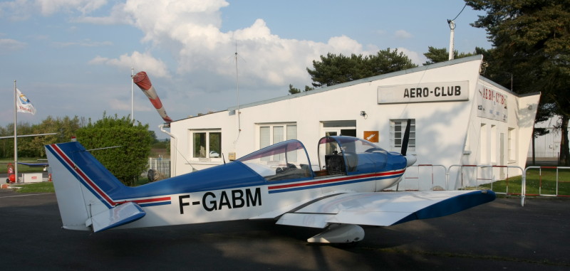 Un avion école devant les installations de l'aéro-club